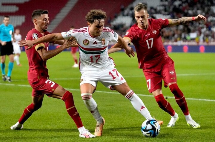 Hungary và Serbia (bảng G): Phong độ ấn tượng của Dominik Szoboszlai - ngôi sao đang chơi cho Liverpool giúp Hungary được dự kỳ EURO thứ 3 liên tiếp. Chiến thắng của đội bóng này trước Montenegro ở lượt trận cuối cũng gián tiếp giúp Serbia vượt qua vòng loại.