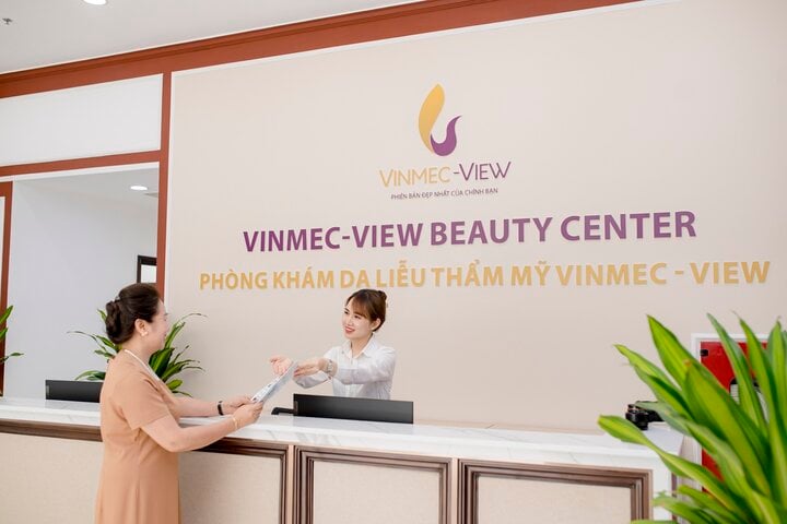 Khu vực tiếp đón bệnh nhân tại Phòng khám thẩm mỹ Vinmec – View Beauty Center (Royal City).