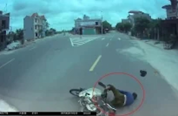 Năm 2017 tại xã Thái Thịnh (huyện Thái Thuỵ, tỉnh Thái Bình) từng xảy ra việc xe máy phóng nhanh, vượt phải bị xe tải tông ngã mài mặt xuống đường. (Ảnh cắt từ clip)