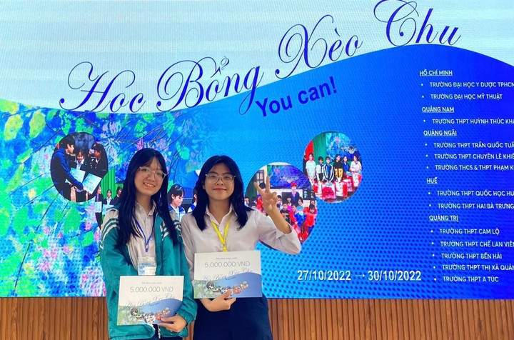 Bảo Trân (trái) nhận học bổng năm lớp 12.