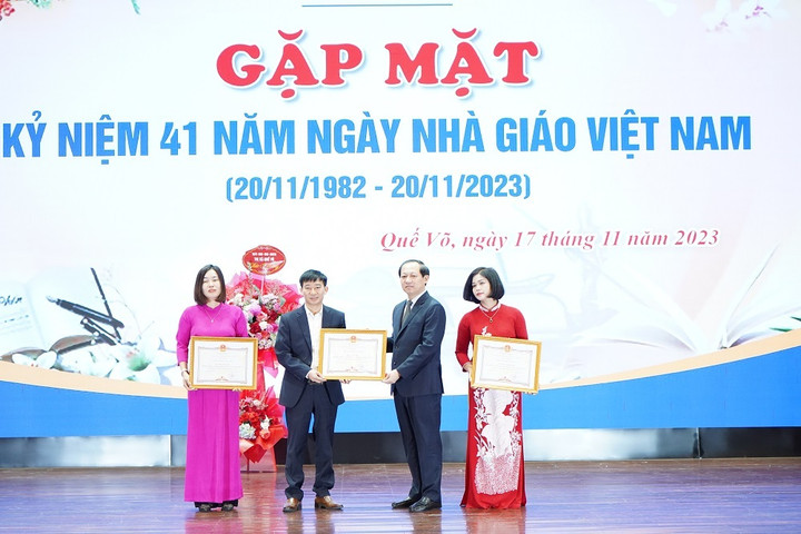 Ông Lê Hồng Phúc - Tỉnh ủy viên, Bí thư Thị ủy, Chủ tịch HĐND thị xã Quế Võ (thứ 2 từ phải sang) tặng danh hiệu Chiến sỹ thi đua cho các cá nhân.