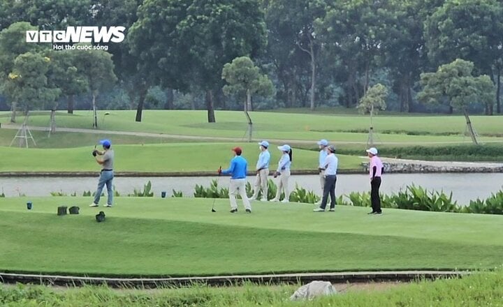 Hình ảnh ông Đặng Trần Trung (áo trắng, quần đen) chơi golf cùng 3 người khác tại sân golf Vân Trì chiều 20/10.