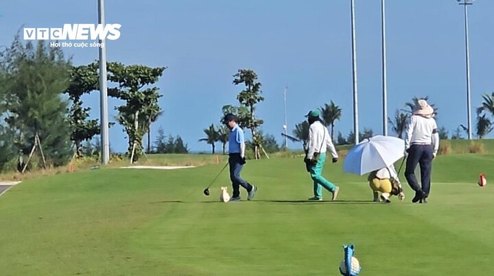 Ông Nguyễn Anh Tuấn, (áo xanh, quần đen) Bí thư huyện ủy Yên Phong cũng có mặt trong buổi đánh golf cùng lãnh đạo sở NN&PTNT Bắc Ninh thứ 6 ngày 27/10 tại sân golf Đồi Rồng, Hải Phòng.