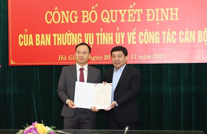 Quyền Bí thư Tỉnh ủy Nguyễn Mạnh Dũng (phải) trao quyết định cho ông Phan Ngọc Hiệp - Chánh Văn phòng Tỉnh ủy.