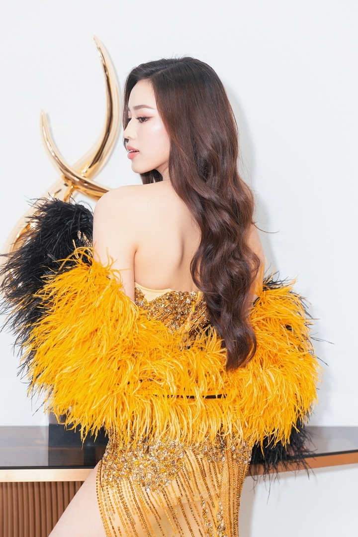 Chiếc đầm ôm trọn vóc dáng "đồng hồ cát" còn giúp người đẹp xứ Thanh khoe khéo bờ vai trần nuột nà cùng đôi chân thon dài trong ngày "lên chức" CEO.