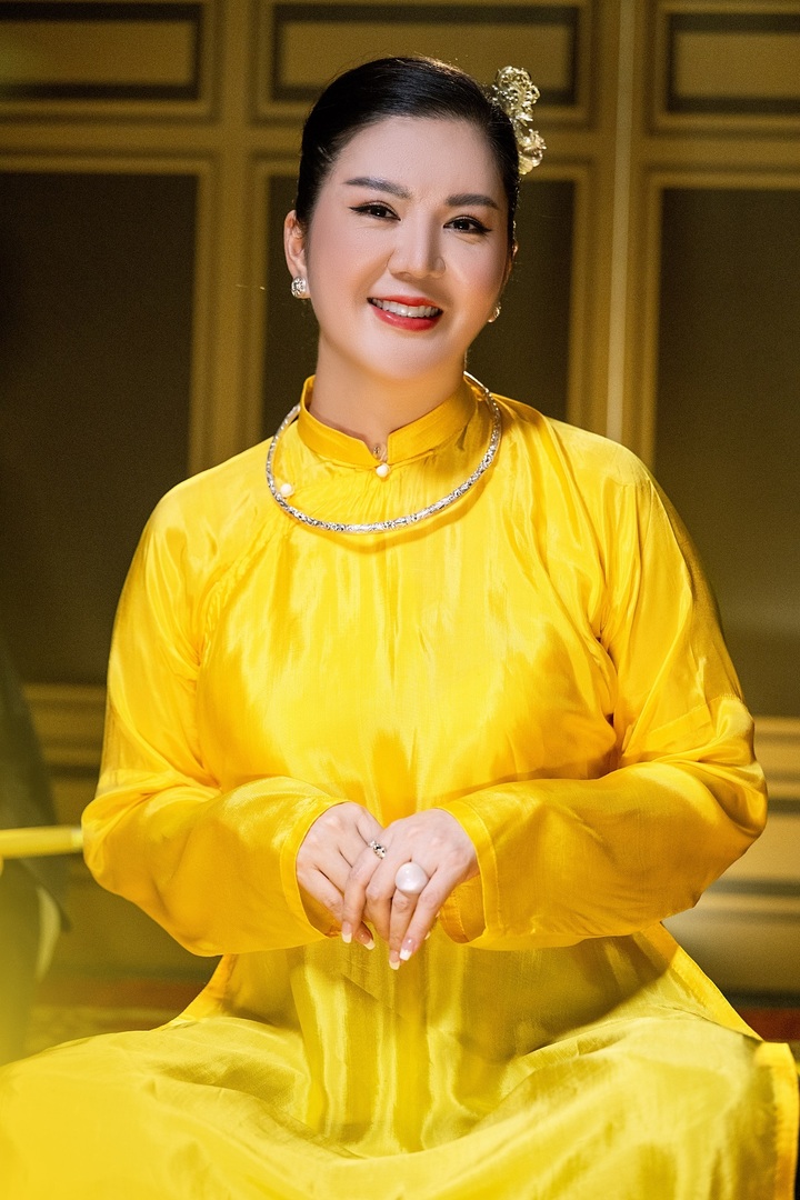 Bên cạnh MV, ca sĩ Đinh Hiền Anh cũng tung ra bộ ảnh đẹp và cuốn hút để quảng bá cho ca khúc. Bộ ảnh được thực hiện trong studio nhưng được dàn dựng với bối cảnh cổ truyền, chứa đựng nhiều tâm huyết của ca sĩ và ê-kíp.