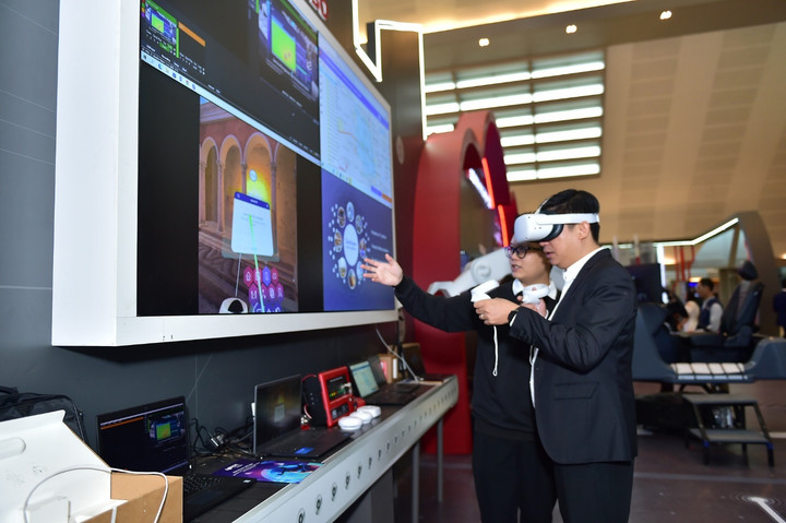 Quan khách trải nghiệm công nghệ thực tế ảo từ Viettel.