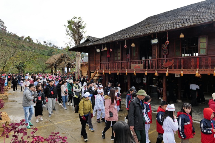 Đông đảo khách mời và du khách cùng tham dự sự kiện kỷ niệm 10 năm xây dựng cáp treo Fansipan.