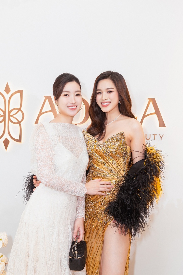 Sau khi sinh con gái đầu lòng cho thiếu gia Đỗ Vinh Quang, Mỹ Linh được khen ngợi ngày càng mặn mà, nền nã hơn.