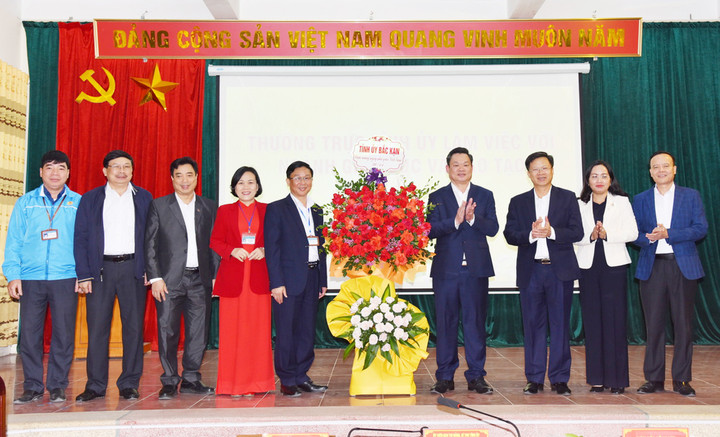 Bí thư Tỉnh ủy Hoàng Duy Chinh tặng hoa chúc mừng ngành Giáo dục và Đào tạo nhân dịp kỷ niệm 41 năm Ngày Nhà giáo Việt Nam (20/11).