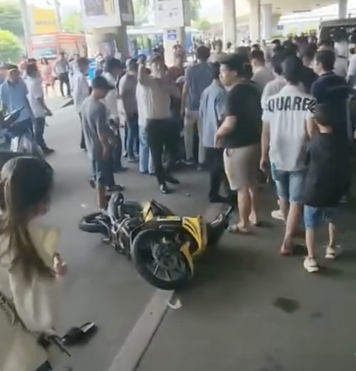 Vụ việc gây náo loạn khu vực ga quốc tế sân bay Tân Sơn Nhất. Ảnh cắt từ clip.