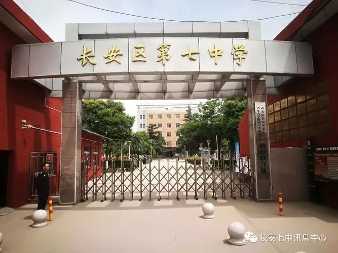 Dư luận Trung Quốc xôn xao về việc đại diện hội phụ huynh kêu gọi mỗi gia đình nộp 200 NDT (674.000 đồng) để tăng lương cho giáo viên. Ảnh: The Paper