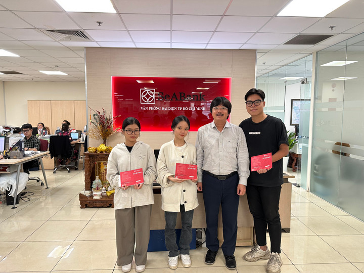 Văn phòng đại diện SeABank tại TP.HCM trao HBKN cho các em tốt nghiệp THPT.