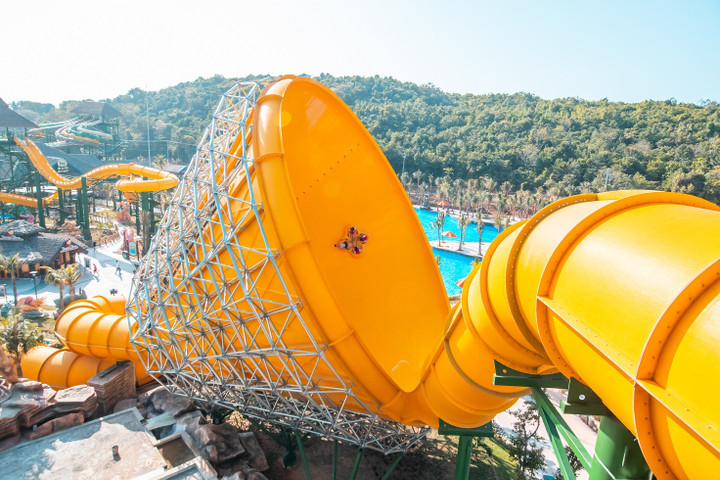 Những trò chơi mạo hiểm ở Công viên nước Aquatopia Water Park sẽ khiến bạn không thể ngừng phấn khích.