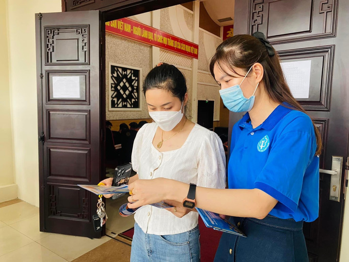 Cán bộ BHXH Hải Phòng tư vấn cho người dân về chính sách BHXH tự nguyện.