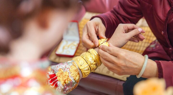 TIền thách cưới ở Trung Quốc rất có thể bao hàm chi phí, loại trang sức đẹp và nhiều loại sản phẩm có mức giá trị không giống. (Ảnh: Shutterstock)