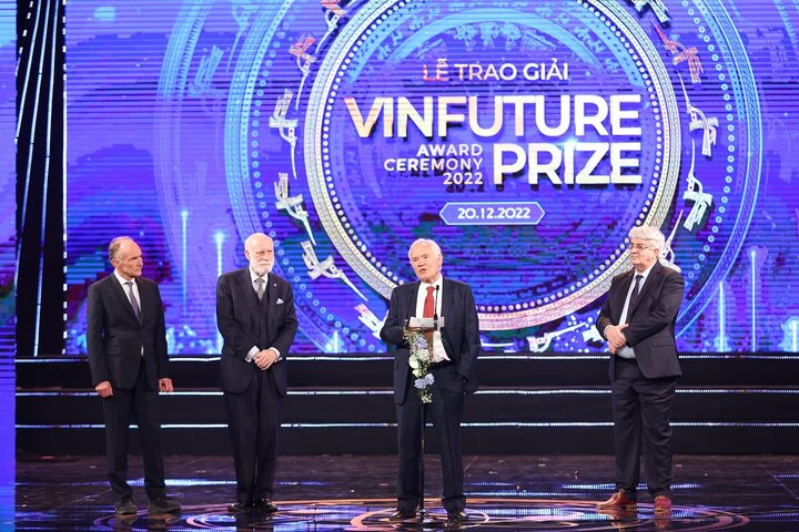 GS. David Neil Payne phát biểu cảm nghĩ sau khi được trao Giải thưởng Chính VinFuture 2022. (Ảnh: VFP)