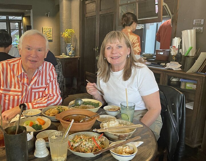GS. David Neil Payne và vợ thưởng thức ẩm thực Việt Nam nhân dịp đến Hà Nội để nhận Giải thưởng Chính VinFuture 2022. (Ảnh: NVCC)