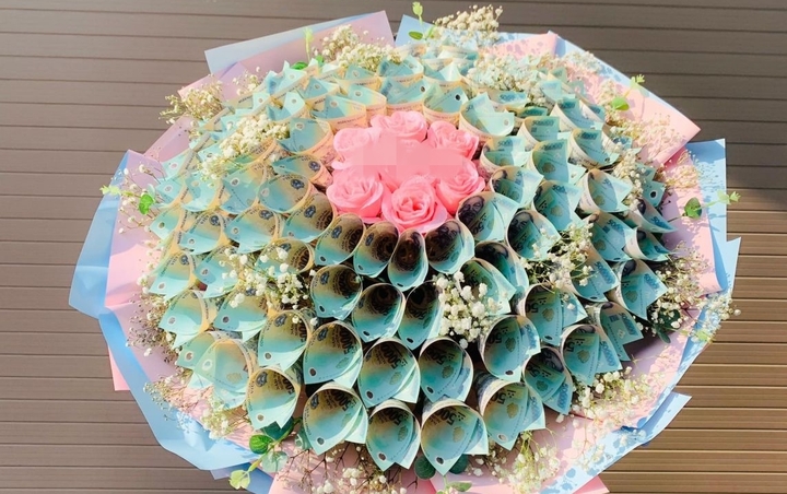 Làm hoa bằng tiền nếu dẫn đến tiền Việt Nam bị hủy hoại là phạm pháp. (Ảnh minh họa: Hoatuoiciti)