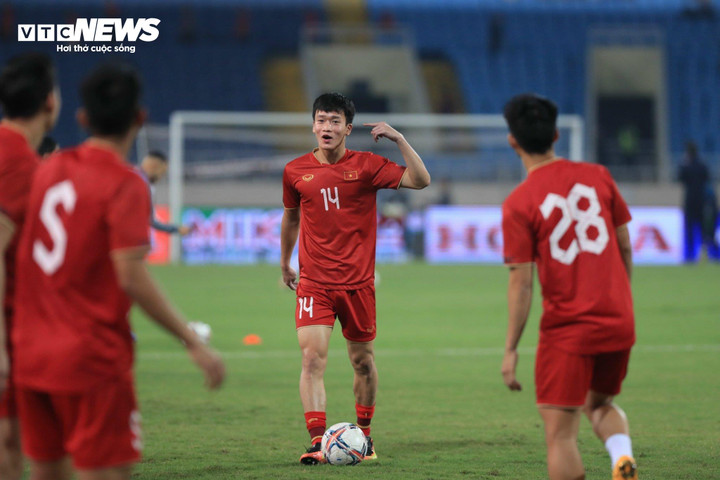 Hoàng Đức ngồi dự bị. Ảnh: Kim Chi.