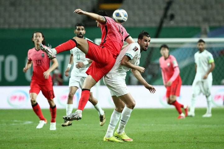 Aymen Hussein tranh chấp trên không với trung vệ cao lớn Kim Min-jae của đội tuyển Hàn Quốc. (Ảnh: Getty)