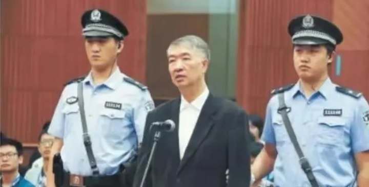 Hồ Phương Du tại phiên tòa xét xử năm 2003. (Ảnh: Baidu)