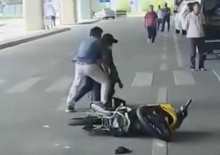 Hai thiếu niên phi xe máy vào sân bay Tân Sơn Nhất. (Ảnh: Cắt từ clip)