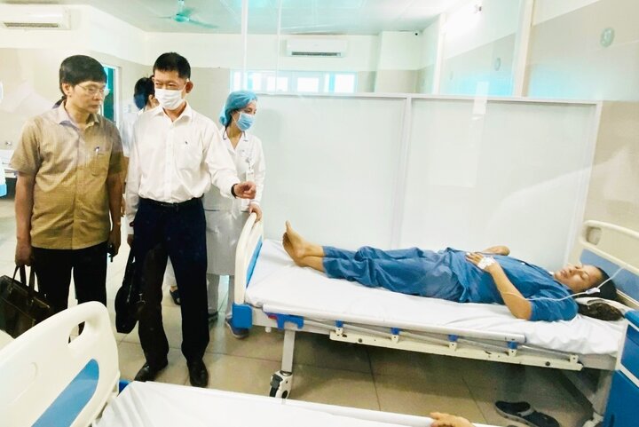 Đoàn công tác của Bộ Y tế kiểm tra tình hình tiếp nhận điều trị bệnh nhân sốt xuất huyết trên địa bàn Hà Nội.