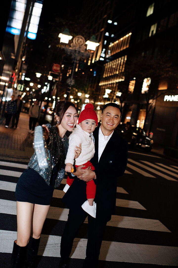 Vợ chồng Chi Bảo - Lý Thùy Chang vừa có chuyến công tác ở Nhật Bản. Cả hai cùng đưa con trai cưng đi kết hợp du lịch.