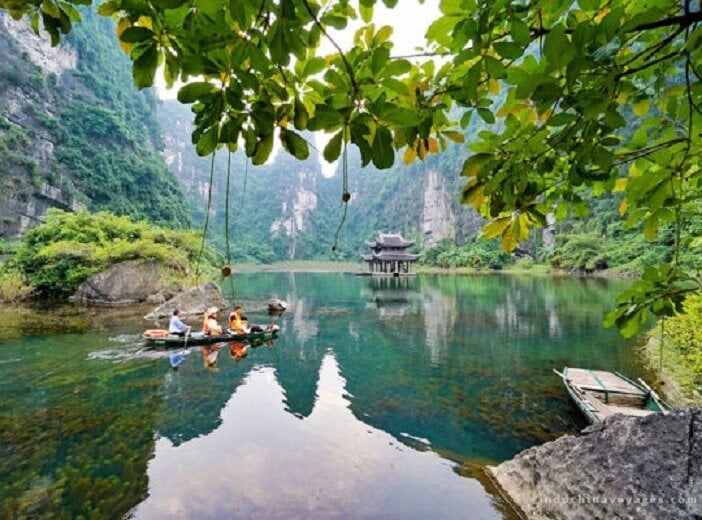 Tràng An là một khu sinh thái thiên nhiên độc đáo và đẹp đến ngỡ ngàng nằm tại vùng núi đá vôi của Ninh Bình.
