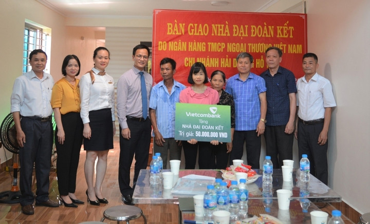 Đại diện UB MTTQ tỉnh, lãnh đạo địa phương, Vietcombank Hải Dương cùng gia đình chị Thủy chụp ảnh lưu niệm tại buổi lễ.