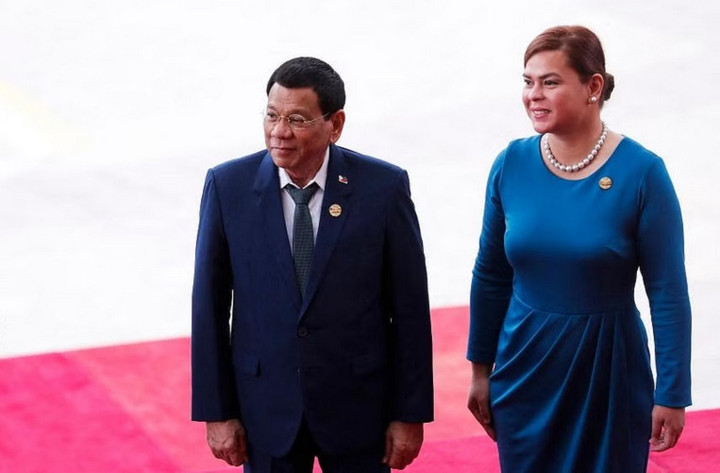 Cựu Tổng thống Philippines Rodrigo Duterte (trái) và con gái Sara Duterte. (Ảnh: AFP)