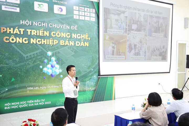 PGS Nguyễn Trần Thuật trình bày báo cáo tại Hội nghị chuyên đề “Phát triển công nghệ, công nghiệp bán dẫn” do ĐHQG Hà Nội tổ chức, tháng 11/2023. (Ảnh: NVCC)