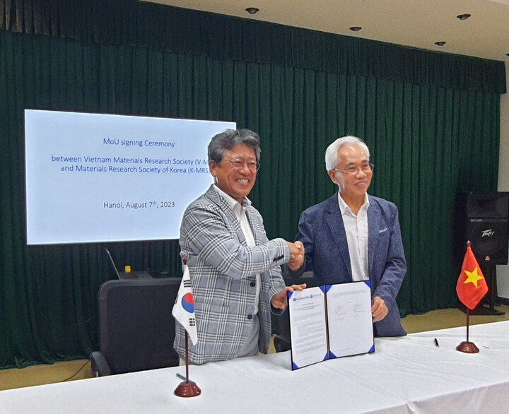 GS Nguyễn Đức Chiến (phải) tại Lễ ký Biên bản ghi nhớ về hợp tác giữa Hội Khoa học Vật liệu Việt Nam và Hội Khoa học Vật liệu Hàn Quốc, tháng 8/2023. (Ảnh: V-MRS)