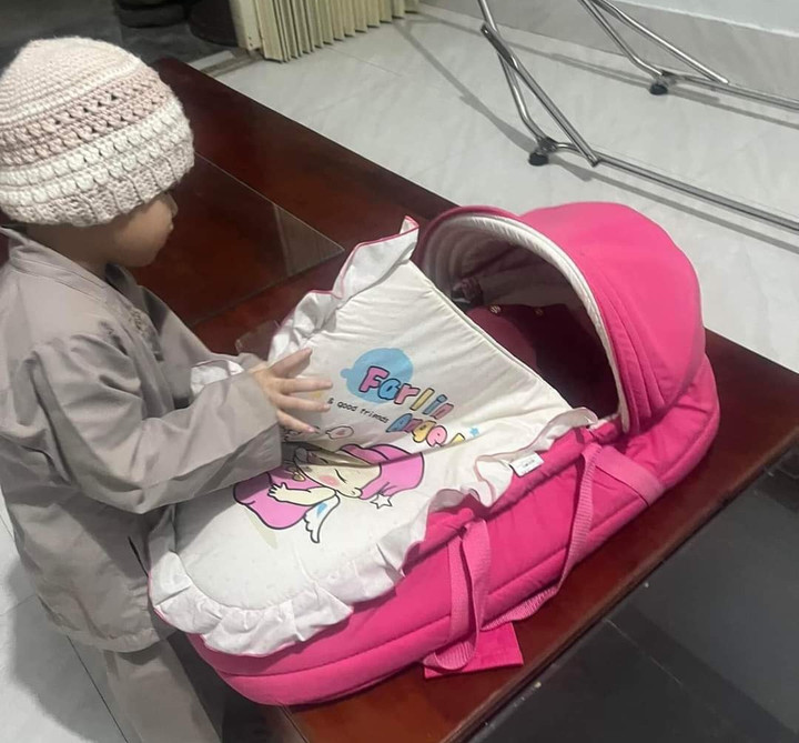 Bé gái đang được các sư chùa Hàm Long chăm sóc.