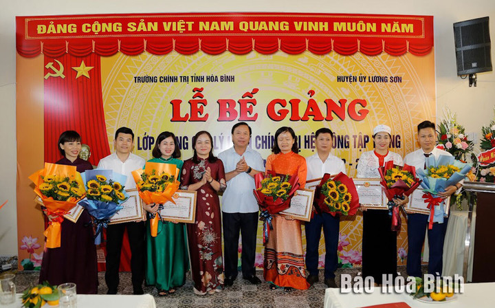 Đại diện lãnh đạo Huyện ủy Lương Sơn và Ban Giám hiệu Trường Chính trị tỉnh trao giấy khen cho 7 học viên có thành tích xuất sắc trong học tập và rèn luyện. (Ảnh: Báo Hòa Bình)