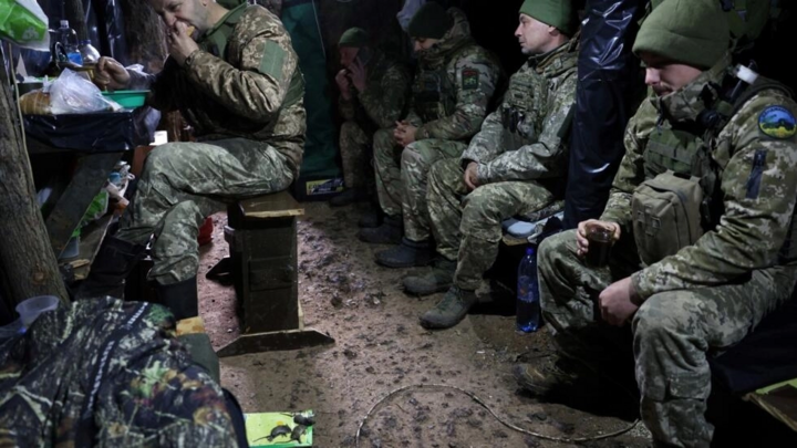 Bên trong căn hầm trú ẩn của quân nhân Ukraine Dmytro và các đồng đội. (Ảnh: AFP)