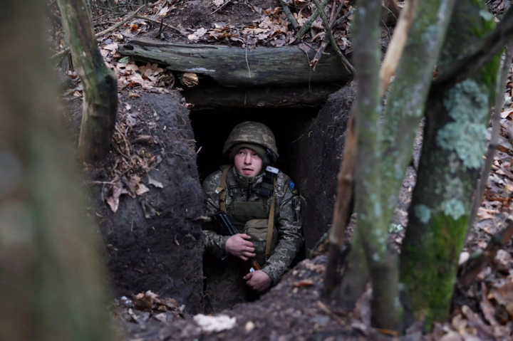 Mùa đông làm các tán lá rụng khỏi cành khiến các hầm trú ẩn và binh sĩ Ukraine dễ bị phát hiện hơn. (Ảnh: AFP)