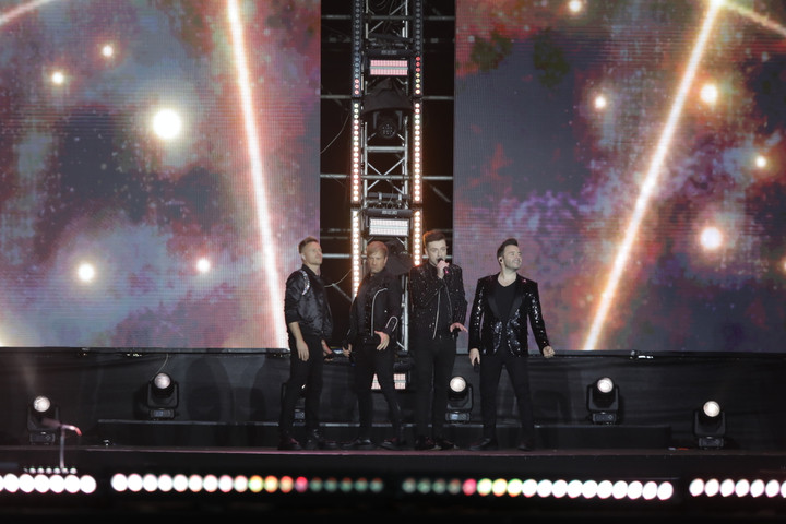 Các thành viên Westlife xuất hiện khiến khán giả reo hò.