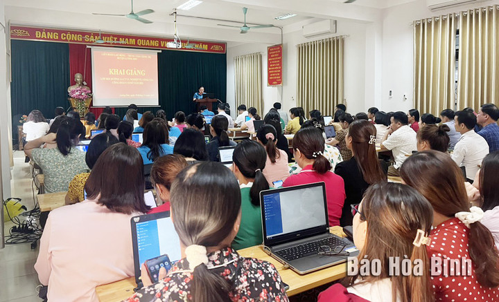 Trung tâm Chính trị huyện Lương Sơn phối hợp Liên đoàn Lao động huyện tổ chức lớp bồi dưỡng lý luận chính trị và nghiệp vụ công tác công đoàn cho cán bộ công đoàn cơ sở. (Ảnh: Báo Hòa Bình)