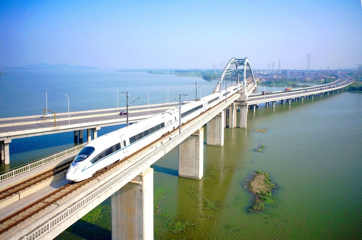 Trung Quốc có hệ thống đường sắt lớn thứ 2 thế giới với tổng chiều dài hơn 100.000km (sau Mỹ với hơn 250.000km). Trong số 10 tàu nhanh nhất thế giới, có tới 4 tàu đến từ đại lục.
