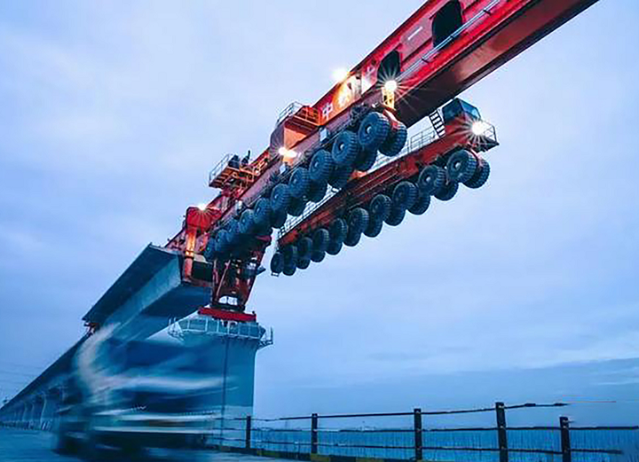 Kunlun dài 40m, cao 9,3m, nặng 967 tấn với hơn 15.000 bộ phận lắp ráp, có thể nâng và vận chuyển hộp cầu 1.000 tấn.