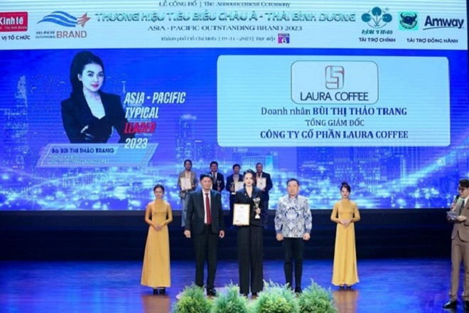 Nhà lãnh đạo tiêu biểu châu Á - Thái Bình Dương 2023 trao cho Tổng Giám đốc Bùi Thị Thảo Trang - Tổng giám đốc Laura Coffee.