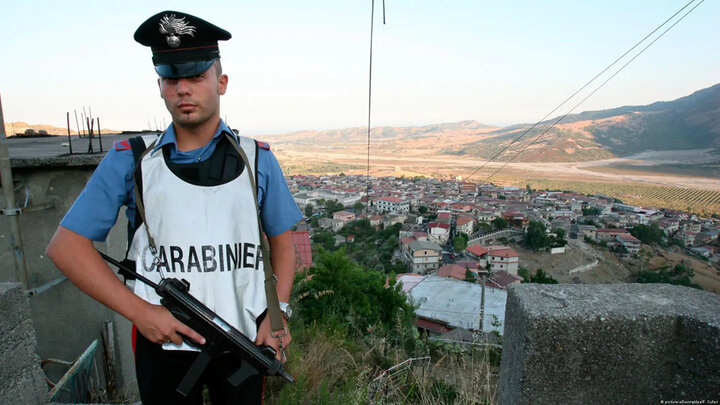 'Ndrangheta dần vươn "vòi bạch tuộc" ra bên ngoài bằng các vụ ám sát đối thủ xuyên quốc gia.