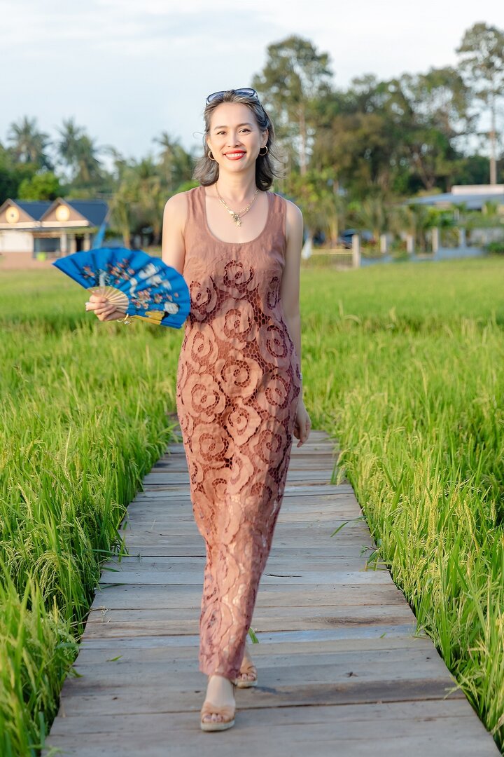 Không chỉ tham dự, Hoa hậu Ngọc Khánh còn hào hứng trổ tài catwalk trên sàn diễn được dựng giữa một cánh đồng lúa bao la để thị phạm cho dàn người mẫu trẻ.