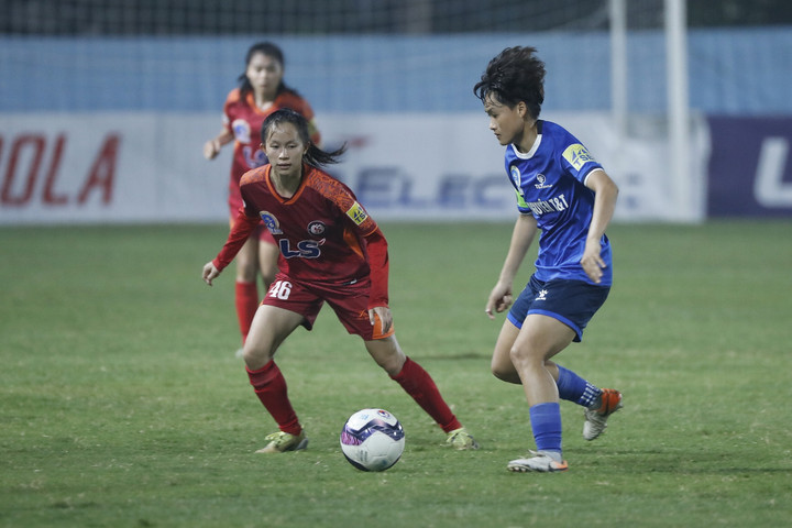 Phong Phú Hà Nam (đỏ) để thua Thái Nguyên.