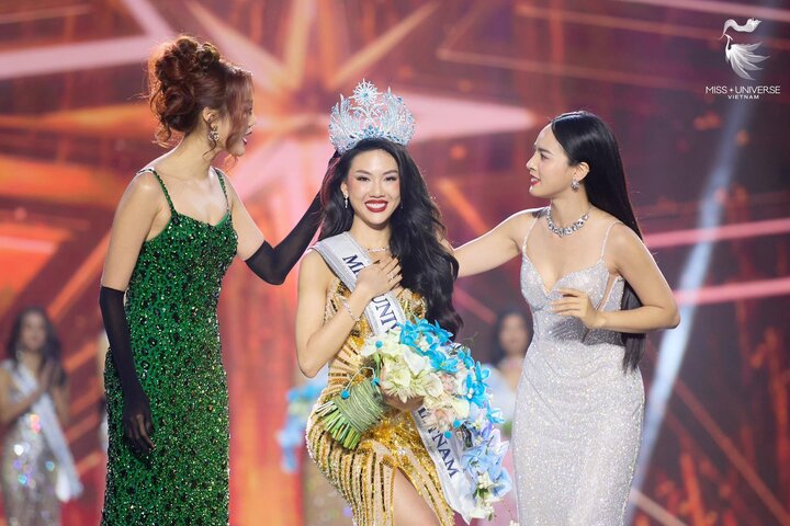 Sau khi đăng quang Miss Universe Vietnam 2023, Bùi Quỳnh Hoa gây tranh cãi vì loạt lùm xùm.