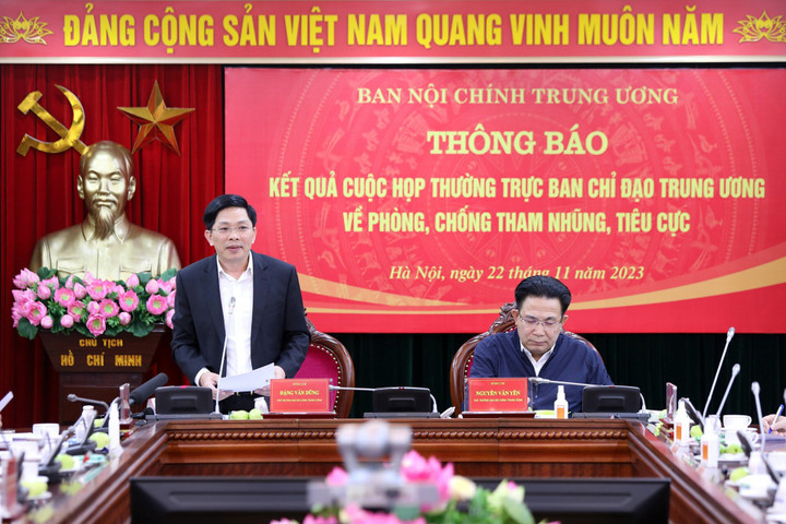 Phó Trưởng Ban Nội chính Trung ương Đặng Văn Dũng thông tin tại họp báo.