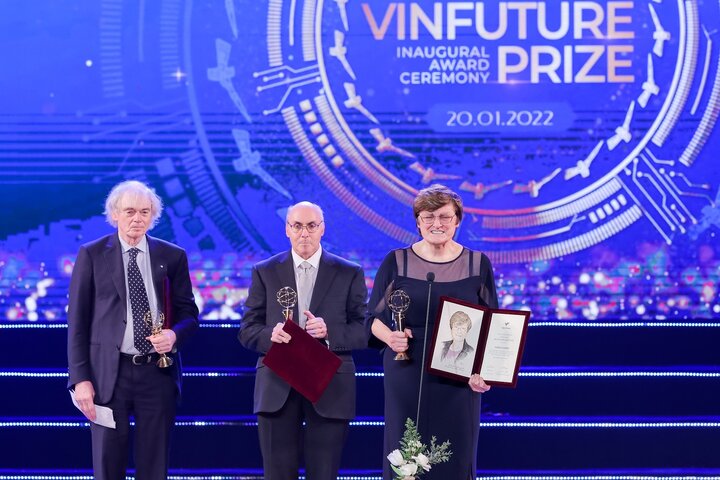 Giáo sư Drew Weissman cùng Tiến sĩ Karikó và Giáo sư Pieter R. Cullis được trao Giải thưởng Chính VinFuture mùa 1 cho công trình phát triển công nghệ vắc-xin mRNA. (Ảnh: VFP)