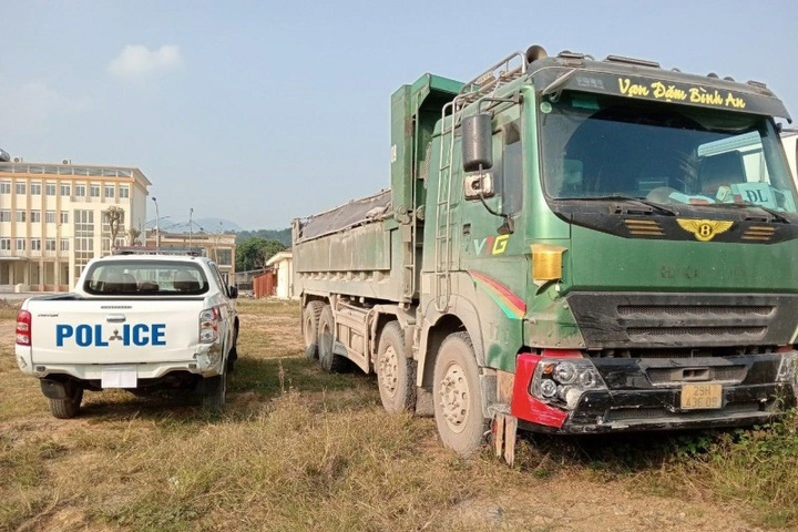 Xe tải do Phạm Quang Lễ điều khiển bị CSGT tỉnh Hòa Bình tạm giữ. (Ảnh: Nguyễn Minh).